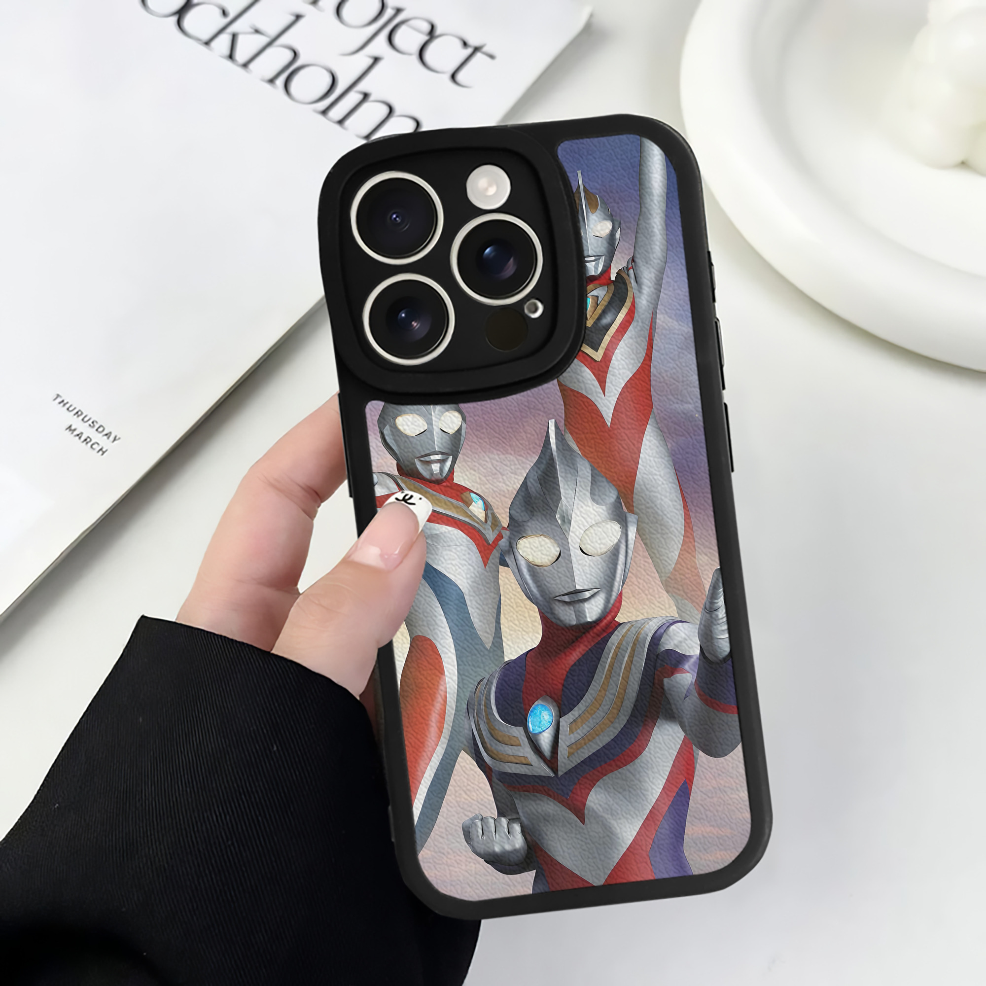 （画像用） ウルトラマン Ultraman 【iPhone 16シリーズ対応】シリコンスマホケース（レザー調） 材質：シリコン